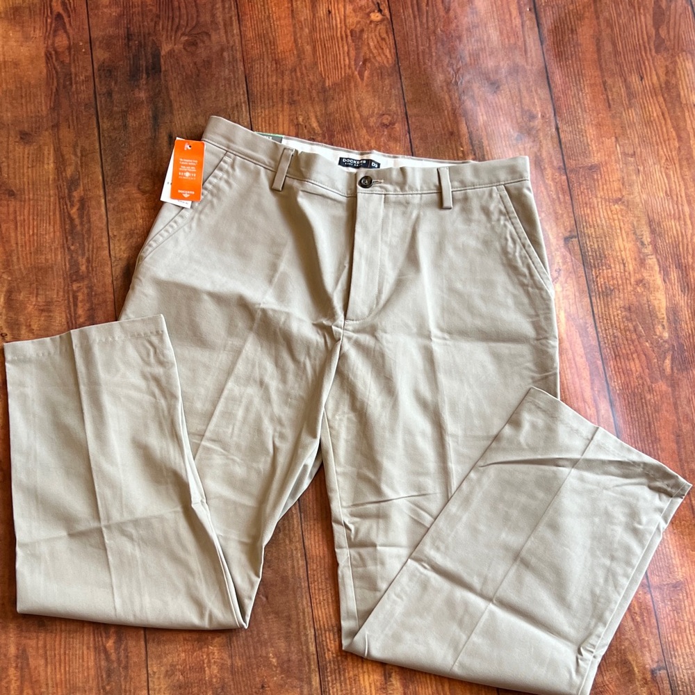 NWT Dockers Men's Khaki Chinos